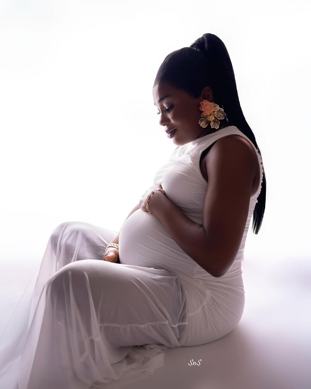 Maternity bump portrait in studio